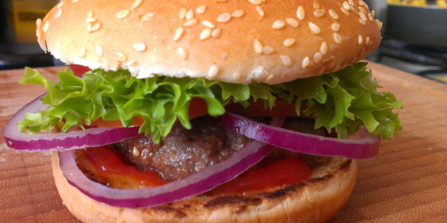 Рецепт гамбургера из говядины с соусом из меда и чили