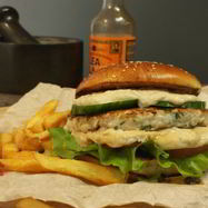 Рецепт Куриного бургера с соусом блю-чиз