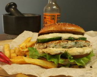 Куриный бургер с соусом блю-чиз