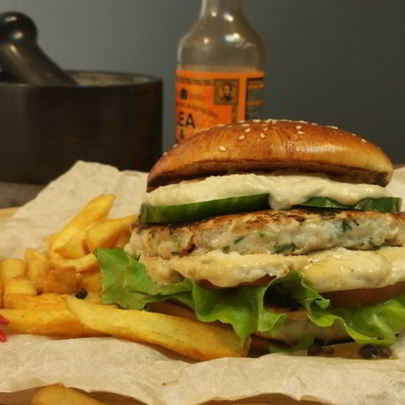 Куриный бургер с соусом блю-чиз