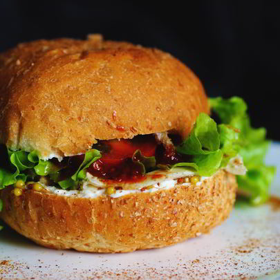 Низкокалорийный бургер со сливочным сыром и куриной грудкой