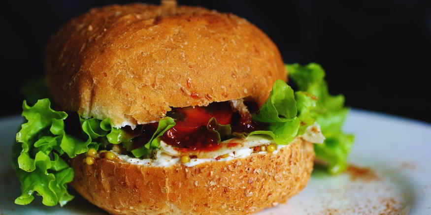 Рецепт низкокалорийного бургера со сливочным сыром и куриной грудкой