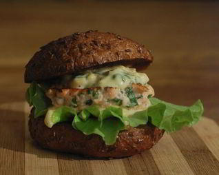 Рыбный гамбургер с манго-майонезом