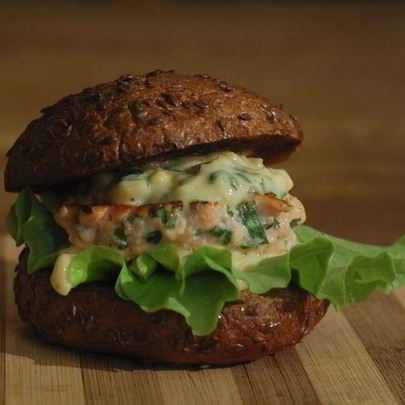 Рыбный гамбургер с манго-майонезом