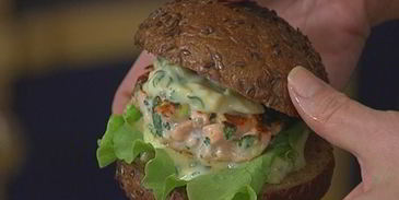 рыбный гамбургер с манго-майонезом