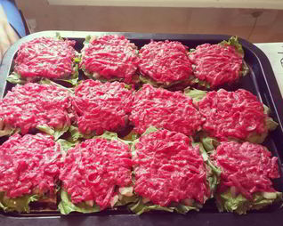 Бутерброд с селедкой и свеклой