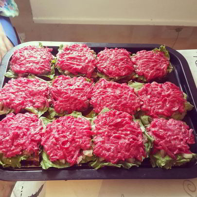 Бутерброд с селедкой и свеклой