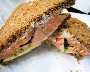 Бутерброд с семгой и огурцом