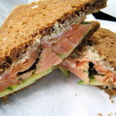 Бутерброд с семгой и огурцом