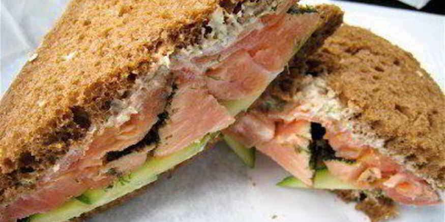 Рецепт бутерброда с семгоя и огурцома