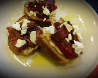 Бутерброд со сливами и грудинкой в меду