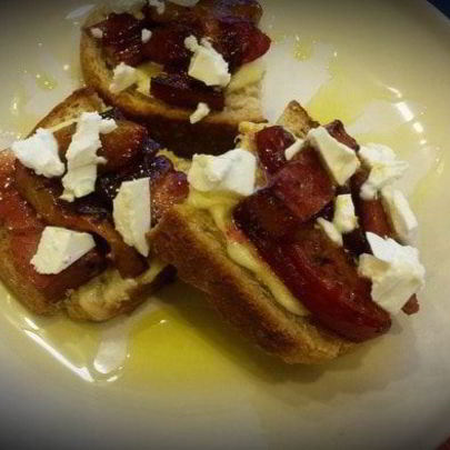 Бутерброд со сливами и грудинкой в меду