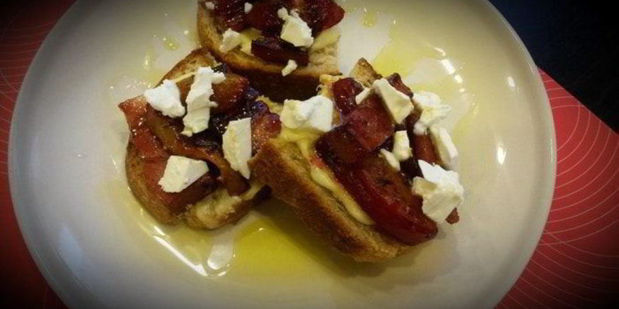 Рецепт бутерброда со сливами и грудинкой в меду