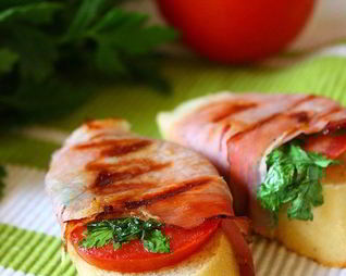 Бутерброды-гриль с помидорами и беконом