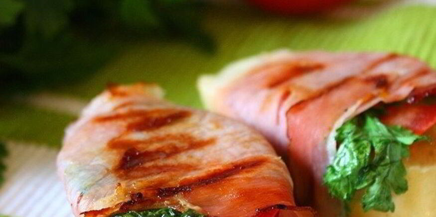 Рецепт бутербродов-гриля с помидорами и беконом