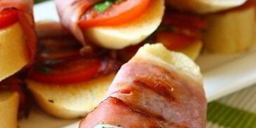 бутерброды-гриль с помидорами и беконом