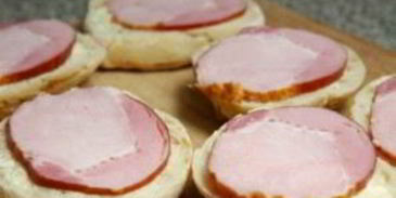 бутерброды с ананасом и сыром