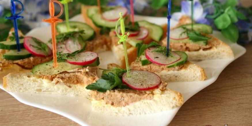 Рецепт бутербродов с паштетом и свежими овощами