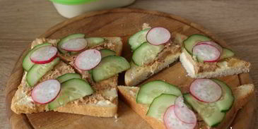 бутерброды с паштетом и свежими овощами