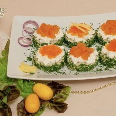 Бутерброды с семгой и красной икрой
