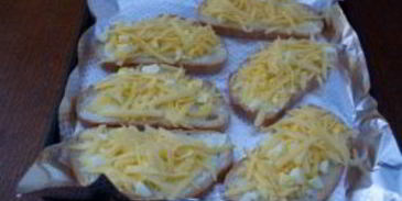 бутерброды с сыром и чесноком