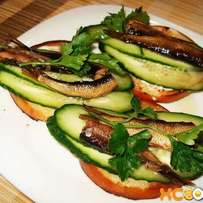 Бутерброды со шпротами и огурцом