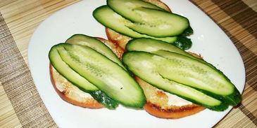 бутерброды со шпротами и огурцом