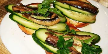 бутерброды со шпротами и огурцом