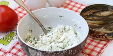 бутерброды со шпротами и творожным сыром