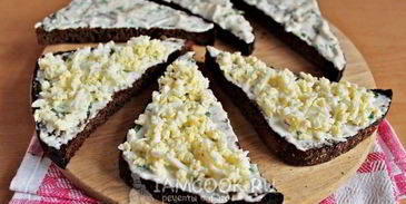 бутерброды со шпротами с черным хлебом