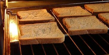 бутерброды со шпротами, соленым огурцом