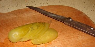 бутерброды со шпротами, соленым огурцом