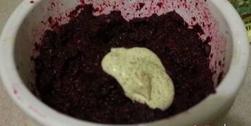 бутерброды со свекольно-селедочной намазкой