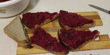 бутерброды со свекольно-селедочной намазкой