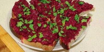 бутерброды со свекольно-селедочной намазкой