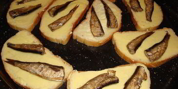 бутерброды сырные шпроты