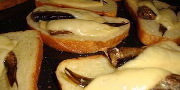 бутерброды сырные шпроты