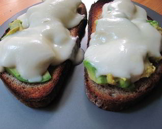 Горячие бутерброды с авокадо и моцареллой