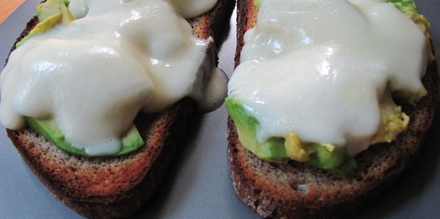 Рецепт горячих бутербродов с авокадо и моцареллой