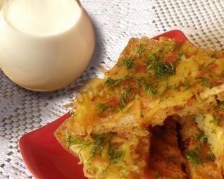 Горячие бутерброды с картошкой и колбасой на сковороде