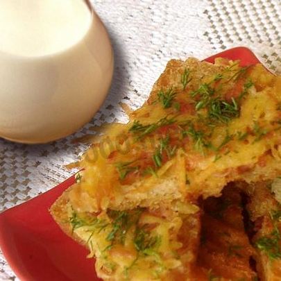 Горячие бутерброды с картошкой и колбасой на сковороде