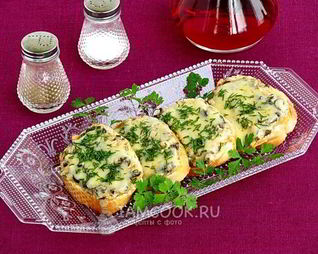 Горячие бутерброды с консервированным лососем и маслинами