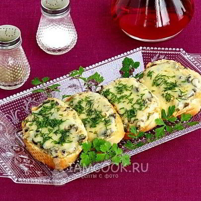 Горячие бутерброды с консервированным лососем и маслинами