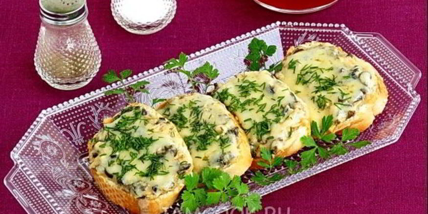 Рецепт горячих бутербродов с консервированным лососем и маслинами