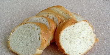 горячие бутерброды с консервированным лососем и маслинами