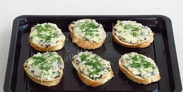 горячие бутерброды с консервированным лососем и маслинами