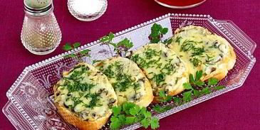 горячие бутерброды с консервированным лососем и маслинами