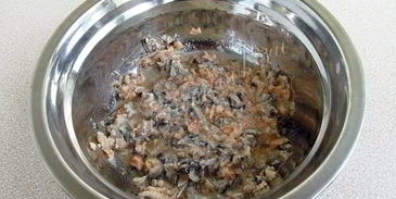 горячие бутерброды с консервированным лососем и маслинами