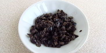 горячие бутерброды с консервированным лососем и маслинами