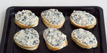 горячие бутерброды с консервированным лососем и маслинами